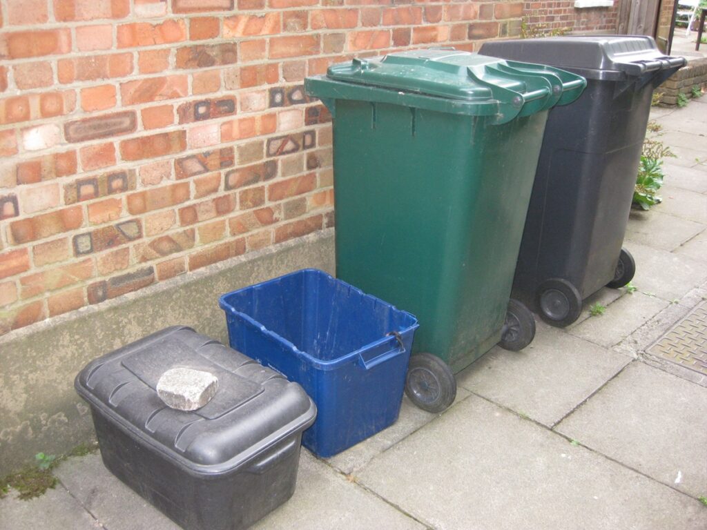 Food waste collection service being reintroduced by Barnet Council after it was abandoned in 2018. New food waste caddies and bins to be delivered to householders over coming weeks. 