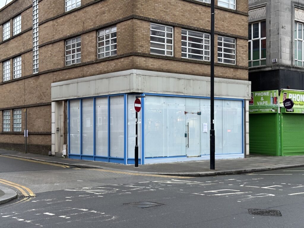 NatWest to close its High Street branch following in the wake of other big banks pulling out of High Barnet. Only three banks remain in the town centre.