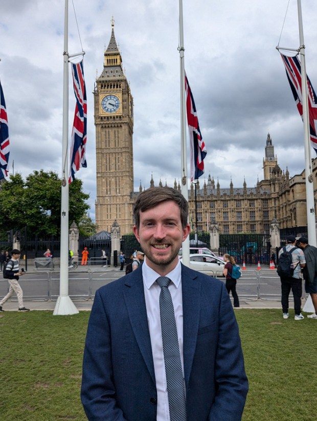Chipping Barnet MP Dan Tomlinson and Barnet Council encouraging residents to report concerns about illegal activity by shopkeepers and sale of illicit or counterfeit products