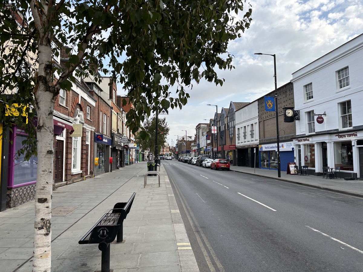 Extension of ULEZ and switch to electric cars is cutting pollution from vehicle exhaust emissions in High Barnet town centre